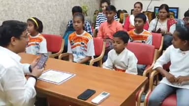 हज़ारीबाग: युवा हर्ष अजमेरा ने जिला कार्यालय सभागार में किक बॉक्सिंग के सफल खिलाड़ियों को किया गया सम्मानित