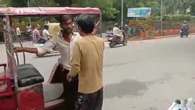 मुरादाबाद: जिला अस्पताल के गेट के सामने दो ई रिक्शा चालकों में जमकर हुई मारपीट, सूचना पर पुलिस मौके पर पहुंची