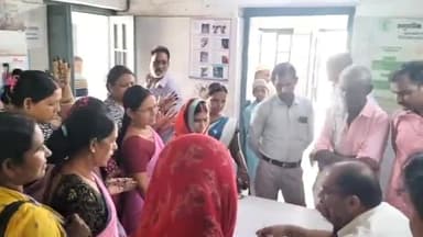 साहेबगंज: सीएचसी साहेबगंज के ओपीडी में नारेबाजी कर आशा और फैसिलिटेटर ने जारी रखा अपना हड़ताल