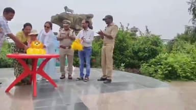 इटावा: सफारी पार्क में केक काटकर मनाया वर्ल्ड लॉयन डे, विभिन्न स्कूलों के बच्चों ने रंगोली व पोस्टर प्रतियोगिता में लिया भाग