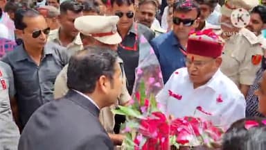 आगर: कर्नाटक के राज्यपाल थावरचंद गहलोत पहुंचे आगर के विश्राम गृह, कलेक्टर व एसपी ने पुष्पगुच्छ भेंट कर किया स्वागत