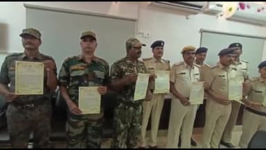 बेगूसराय: एसपी योगेंद्र कुमार ने कार्यालय कक्ष में डायल 112 के माध्यम से बेहतर कार्य करने वाले 16 कर्मियों को किया सम्मानित