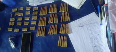 खगड़िया: परमानंदपुर ढाला पर पुलिस ने 150 च्रक गोली और बाइक के साथ एक अपराधी को किया गिरफ्तार