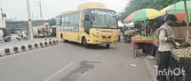 एत्मादपुर: घाट बजरिया यमुना ब्रिज पुल पर फल विक्रेता सड़क पर लगा रहे ढकेल, वाहन चालक परेशान