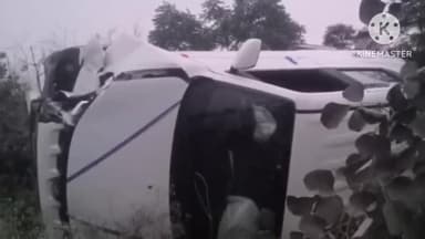 आगर: परसू खेड़ी तालाब के समीप अनियंत्रित होकर खाई में पलटी कार, चालक हुआ घायल