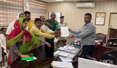 रेवाड़ी: रेवाड़ी में बैठक के बाद किसानों ने पूरे क्षेत्र में ड्रोन से कीटनाशक दवाइयां का छिड़काव करने को लेकर डीसी को सोपा ज्ञापन