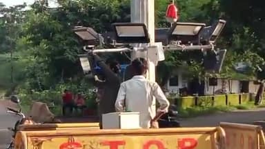 होशंगाबाद नगर: कलेक्ट्रेट कार्यालय के सामने पीपल चौराहे पर नगर पालिका प्रशासन द्वारा लगाया गया हाई मास्ट लाइट जल्द मिलेगी लोगों सुविधा