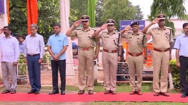 कांके: रांची के धुर्वा स्थित सीआरपीएफ कैंप में सीएम हेमन्त सोरेन ने सीआरपीएफ के शहीद जवान को दी श्रद्धांजलि