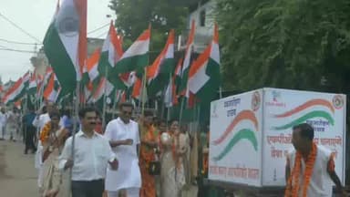 सागर नगर: शहर सागर में निकाली गई स्मृति शौर्य यात्रा, लोगों ने तिरंगा लेकर निकाली यात्रा