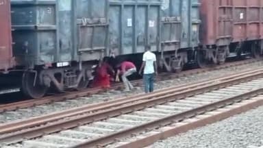 होशंगाबाद नगर: नर्मदापुरम शहर के रेलवे स्टेशन पर जान जोखिम में डालकर ट्रेन के नीचे से निकल रहे यात्री जीआरपी पुलिस मौके से हुई नदारत