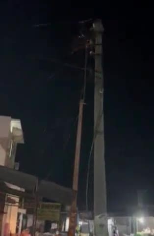 गोंडा: हर्रैया झुमन में बिजली पोल पर हुआ जोरदार शॉर्ट सर्किट, आधे गांव के कई घरों की बिजली हुई गुल