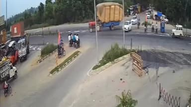 बरेली: बिथरी चैनपुर क्षेत्र के बड़ा बायपास स्थित नवदिया झादा चौराहे पर सड़क हादसा, ट्रक ने रौंदी कार और दो बाइक