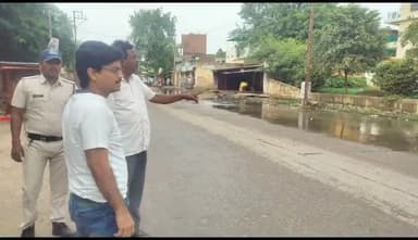 ग्वालियर गिर्द: जिले के निगमायुक्त ने किया सफाई व्यवस्था का निरीक्षण, दिए सफाई के निर्देश