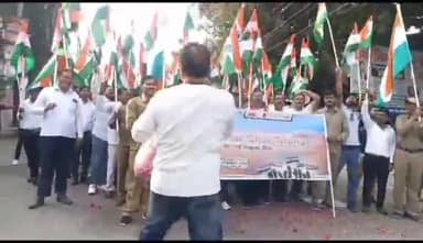 इटावा: स्टेशन रोड स्थित प्रधान डाकघर से 'हर घर तिरंगा अभियान' के तहत लोगों को जागरूक करने के लिए निकाली गई तिरंगा यात्रा