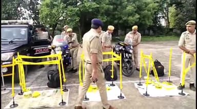 इटावा: पुलिस लाइन में एसएसपी ने परेड की ली सलामी, गाड़ियों को किया चेक,बैरक,भोजनालय समेत अन्य जगहों का निरीक्षक कर दिए दिशा नि