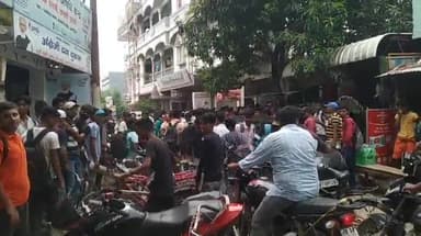 खगड़िया: होमगार्ड चौक पर सड़क के किनारे लगा रखे सैंकड़ों साइकिलों की वजह से लगी घंटों जाम, छात्र समेत आमजन रहे परेशान