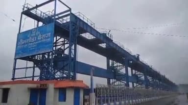 हरिद्वार: पहाड़ों में हो रही लगातार बारिश के कारण भीमगोड़ा बैराज पर गंगा का जलस्तर पहुंचा खतरे के निशान तक