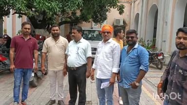 बहराइच: कलेक्ट्रेट पहुंचे राष्ट्रीय राजपूत करणी सेवा के पदाधिकारियों ने EWS से कमजोर सामान्य युवाओं को छूट को लेकर सौंपा ज्ञापन