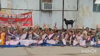 मसौढ़ी: आशा कार्यकर्ताओं ने हाथों में मेहदी लगा कर किया पीएचसी गेट पर प्रदर्शन