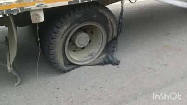 बहराइच: अचानक बहराइच नानपारा मार्ग पर फटा चलते ट्रक का टायर, बाल-बाल बचे चालक व परिचालक