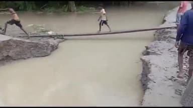 भरगामा: जयनगर स्थित परिहारी बितरणी नहर का बांध टूटने से दर्जनों घरों में घुसा पानी