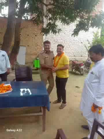 नानपारा: थाना मटेरा में पुलिस द्वारा सीसीटीवी कैमरा लगवाने वाले संभ्रांत व्यक्तियों को किया गया सम्मानित