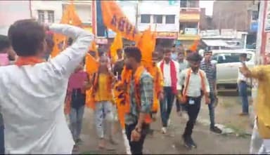 गोंडा: AVBP के कार्यकर्ताओं व पदाधिकारियों ने अपनी मांगों को लेकर प्रदर्शन करते हुए DIOS ऑफिस पहुंच कर सौंपा ज्ञापन