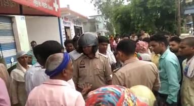 धामपुर: नहटौर में दक्ष हॉस्पिटल पर डिलीवरी के बाद महिला की बिजनौर में इलाज के दौरान हुई मौत, ग्रामीणों ने शव रखकर किया हंगामा