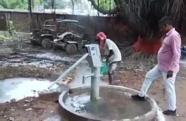 राजगीर: वार्ड संख्या-24 में वार्ड पार्षद अजय यादव के द्वारा साफ-सफाई के मद्देनज़र ब्लीचिंग पाउडर का कराया गया छिड़काव