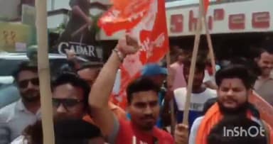 आगरा: फिल्म ओ माय गॉड 2 को लेकर राष्ट्रीय बजरंग दल ने श्री टॉकीज पर किया प्रदर्शन