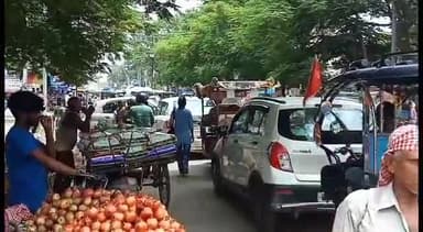 बेगूसराय: शुक्रवार की दोपहर को एसके महिला कॉलेज के पास लगा जाम