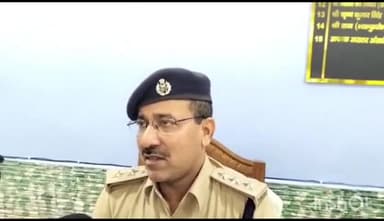 डुमरांव: डुमरांव मुख्य सड़क पर जांच चलाकर SDPO ने सूमो गाड़ी के सीट के नीचे ढोई जा रही 238 बोतल शराब को किया बरामद, दो गिरफ्तार