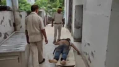 बेगूसराय: बेगूसराय के जीरोमाइल के पास अपराधियों ने एक जमीन से जुड़े कारोबारी को गोली मारकर किया हत्या जांच में जुटी पुलिस।