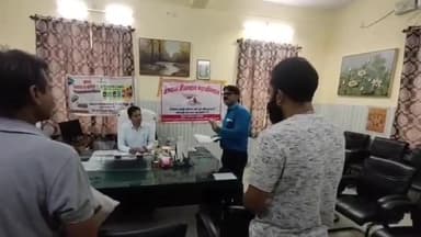 बूंदी: स्वास्थ्य भवन में संविदा और प्लेसमेंट कर्मचारियों ने प्रोत्साहन राशि को लेकर सीएमएचओ को सौंपा ज्ञापन