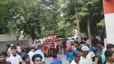 नवाबगंज: बाराबंकी में नियुक्त पुलिस उपाधीक्षक द्वारा रजत पदक जीतने के अवसर पर पुलिस महानिदेशक द्वारा किया गया सम्मानित