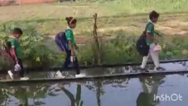 आगरा: नगर निगम के वार्ड-22 सोहल्ला में छात्र-छात्राओं का जान जोखिम में डालकर नाले के ऊपर से निकलने का वीडियो वायरल