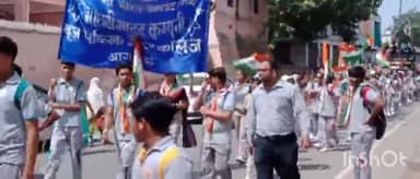 एत्मादपुर: ट्रांस यमुना कॉलोनी फेस-2 बृज पब्लिक स्कूल की छात्राओं ने आजादी के महोत्सव को लेकर निकाली तिरंगा यात्रा