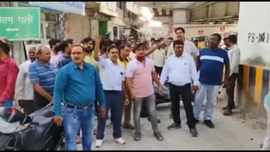 अजमेर: खाईलेंड मार्केट के पास व्यापारियों ने रास्ता रोक किया प्रदर्शन रोड पर हो रहे खंडों और धूल मिट्टी से परेशान होकर किया