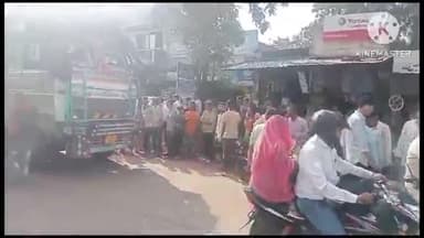 आगर: विजय स्तंभ चौराहे के समीप ट्रक चालक ने बाइक सवार को मारी टक्कर, मौके पर पहुंची पुलिस