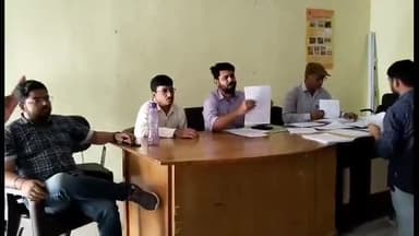 हमीरपुर: सुमेरपुर ब्लॉक में पंचायतों के साथ स्वास्थ्य विभाग को बांटे गए तिरंगे