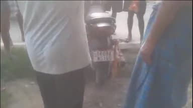 खोदावंदपुर: मेघौल में सड़क पर चल रहे युवक को मारी टक्कर, ग्रामीणों ने कर दी बाइक चालक की पिटाई