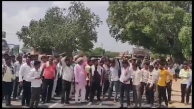 सरदारशहर: बन्धनाउ गांव में विद्युत समस्या को लेकर RLP के कार्यकर्ताओं एवं किसानों ने हाईवे पर लगाया जाम, वाहनों की लगी लंबी कतार