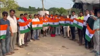 पीपलदा: इटावा नगर पालिका अध्यक्ष ने हर घर तिरंगा अभियान को लेकर तिरंगे का किया वितरण