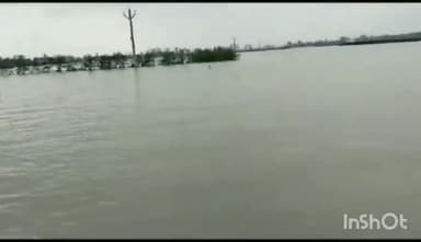 खगड़िया: जिले में लगातार हो रही बारिश से नदियों उफान पर निचले इलाका में घुसा बाढ़ का पानी