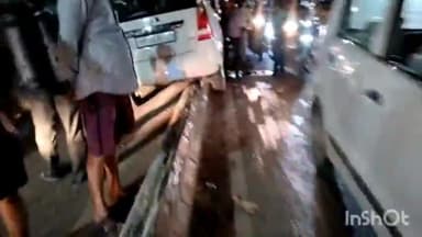 आगरा: थाना कमला नगर क्षेत्र के बल्केश्वर इलाक़े में डिवाइडर पर चढ़ी अनियंत्रित कार,चालक बाल-बाल बचा,मौके पर पुलिस मौजूद