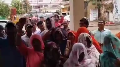 शाहनगर: नगर परिषद के कर्मचारियों ने अपनी मांगों को लेकर पवई नगर परिषद अध्यक्ष को सौंपा ज्ञापन