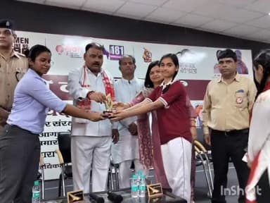 आगरा: उ॰प्र॰ बाल अधिकार संरक्षण आयोग के अध्यक्ष डॉ॰ देवेंद्र शर्मा ने प्राथमिक विद्यालय बाबरपुर में पुस्तक का किया वितरण