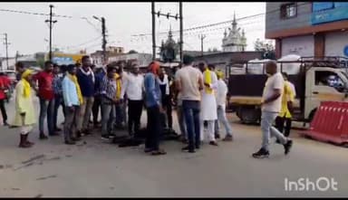 अंबिकापुर: एक युवक की गिरफ्तारी को लेकर गांधीनगर थाने के सामने सर्व आदिवासी समाज ने किया प्रदर्शन