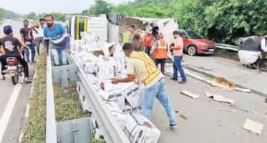 मोरनी: पिंजौर अंतर्गत शिवलोतिया के नजदीक सेब की पेटियों से भरा ट्रक पलटा, 232 पेटियां थी लोड