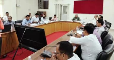 गोंडा: मंडलायुक्त ने नगर के सभागार में की निर्माण कार्यों की समीक्षा, गुणवत्ता के साथ समयबद्व निर्माण करने के दिए निर्देश